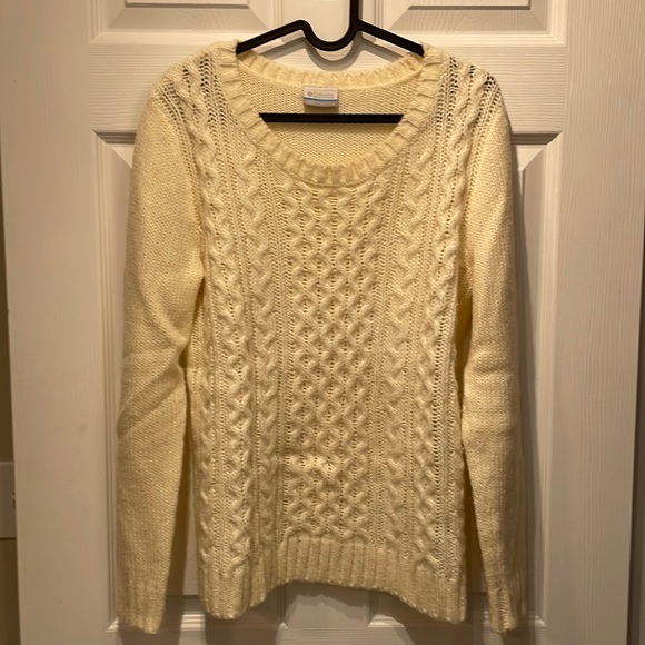 Classic cableknit sweater. A staple for any wardrobe - Picture 1 of 5